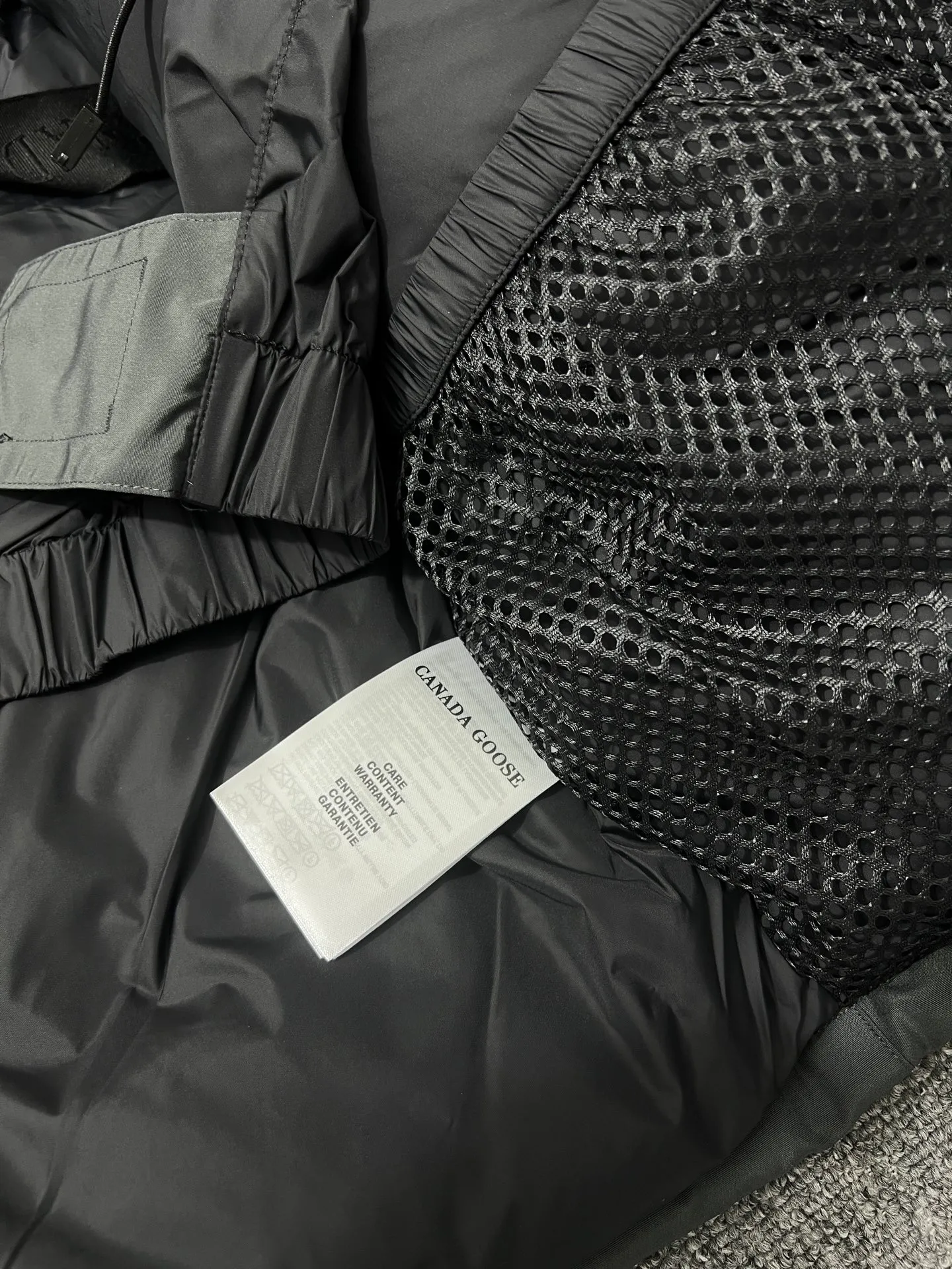 P780 🆕 Top original version, supports chip sensor with handbag 𝗖𝗮𝗻𝗮𝗱𝗮 𝗚𝗼𝘀𝗲 / 🇨🇦 Canada Goose 08 Down Jacket ⚠️ Partners who have been cooperating with us in the past few years know that no matter what is produced outside, our pure genuine trading company ships ❗️ After the test of time, we have received rave reviews. You can compare the market products with us. If you are not satisfied, you can return it at will. You are also welcome to come to ZG to see it and then come to my home to buy‼  1⃣️ The filling is 80% white duck down, with a weight of 500g. Regarding the down content, you can feel it with your hands. Good down has no embarrassment and can be called a walking duvet! 2⃣️ The fabric is made of Feather-Light 10D waterproof coating fabric, which is made of 84.5 polyester fiber and 15.5 cotton. The surface is treated with a special Teflon protective coating produced by DuPont to prevent wind and splash water, and makes the clothing anti-pollution and long-lasting new features! 3⃣️ One-piece seamless cuffs, 13cm official length, all seals are stamped, and all the inner liner is hemmed. The overcoat means sewing all the inner liner once. On the one hand, it is to prevent the velvet from running off, and on the other hand, it can keep the stiffness of the clothes! 4⃣️ Original Yoshida Kogyo Kabushikigaisha zipper, top-grade zinc alloy electroplated zipper with the highest specifications, using precise Japanese craftsmanship, raw materials and management methods. Each zipper can withstand 100,000+ openings and closings 5⃣️ The detachable fur collar is made of top-grade imported wolf fur, which is not comparable to the loose and soft raccoon fur and fake fur on the market. It is a natural Siberian coyote fur collar. The delicate and strong feel is the sense of life that comes from the erosion of wind and frost in nature. 6⃣️ Main logo double-thread 9-needle locking stranded embroidery, electronic digital automatic embroidery, maple leaves with sharp edges. Size: XS-XXL Color: black, off-white, graphite gray, sapphire blue Dark Blue Pink Azure Graphite Gray Black Label Shoulder Width Chest Sleeve Length Clothes Length Recommended Weight kg 67 87 80-90 2XL 58 136 69 89 90-105